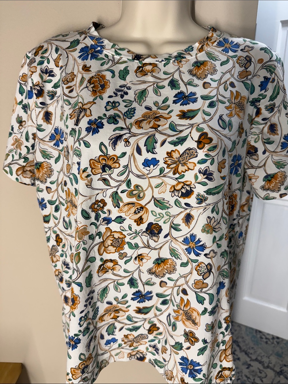 Ann Taylor botanical vine print tee shirt
